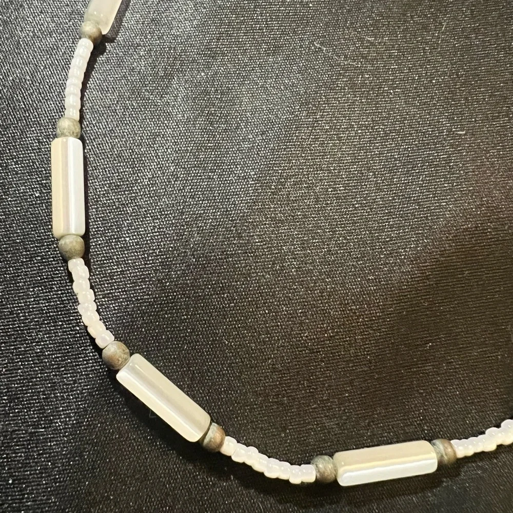 Elegant Beaded Bracelet in Gray and white